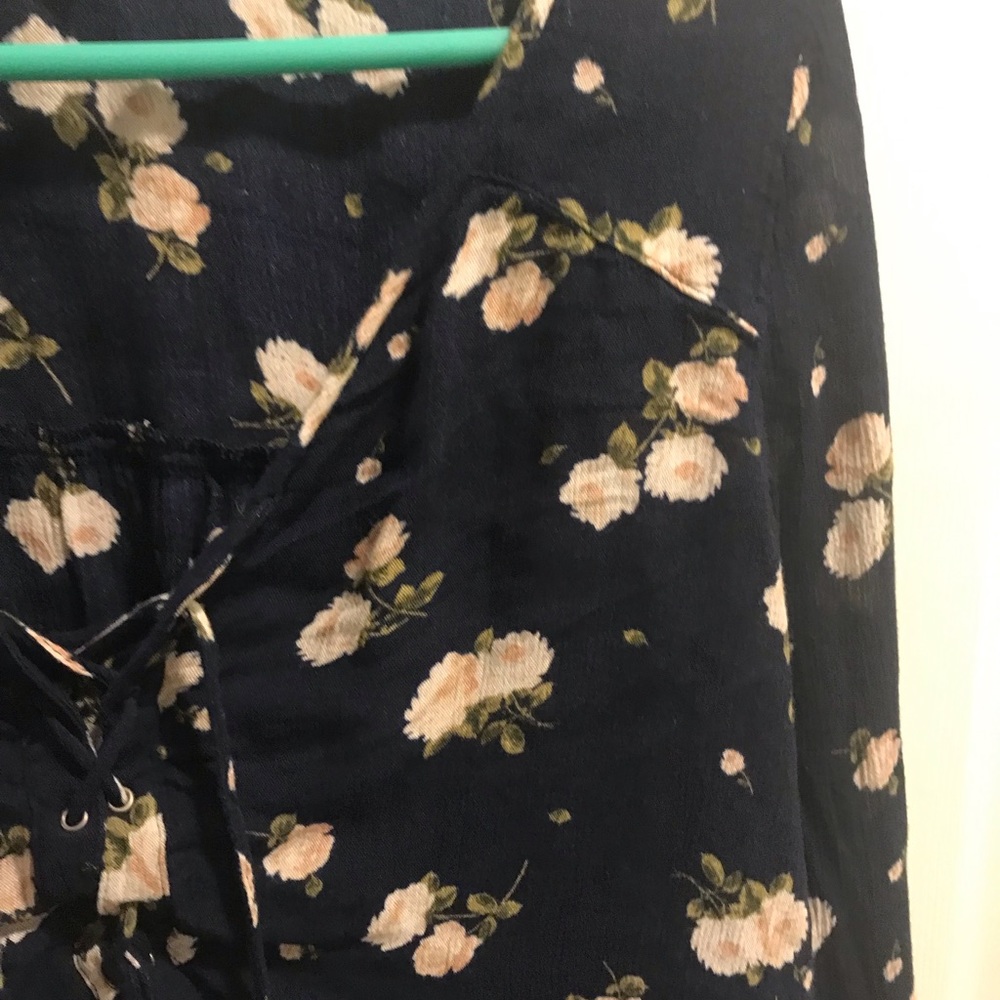 Cute top. Crinkly material.elastic around the wrists. - Picture 4 of 9